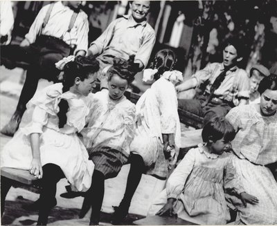 Een groep kinderen die spelen op de wipwappen in een niet-geïdentificeerd park door Unknown